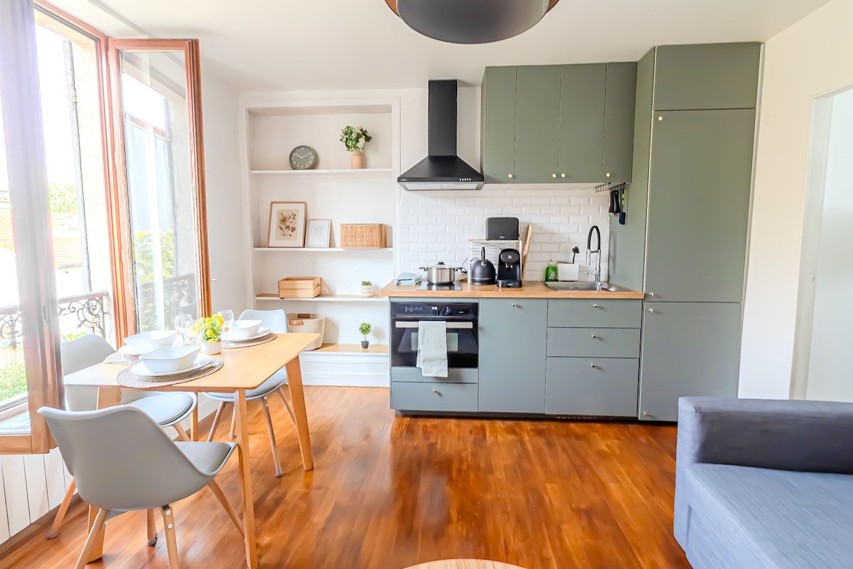 Cuisine ouverte et coin repas d'un studio meublé