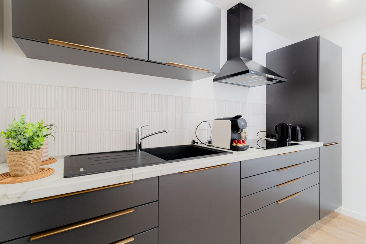 Cuisine équipée moderne d'un logement meublé