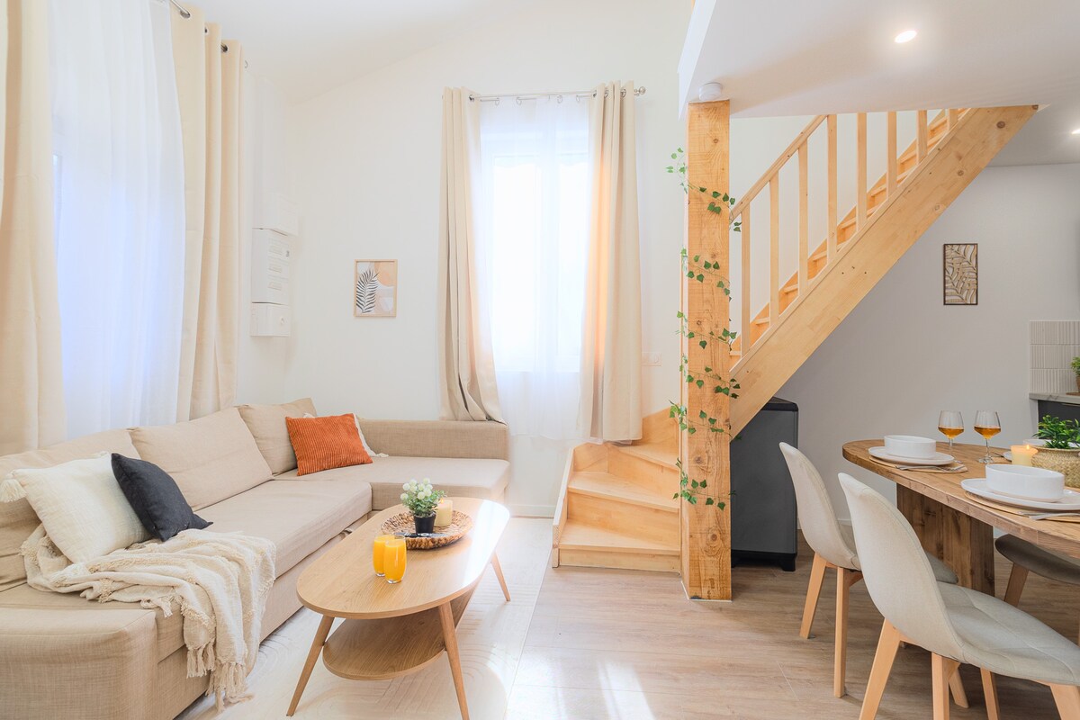 Pièce de vie lumineuse d'un duplex meublé en gestion
