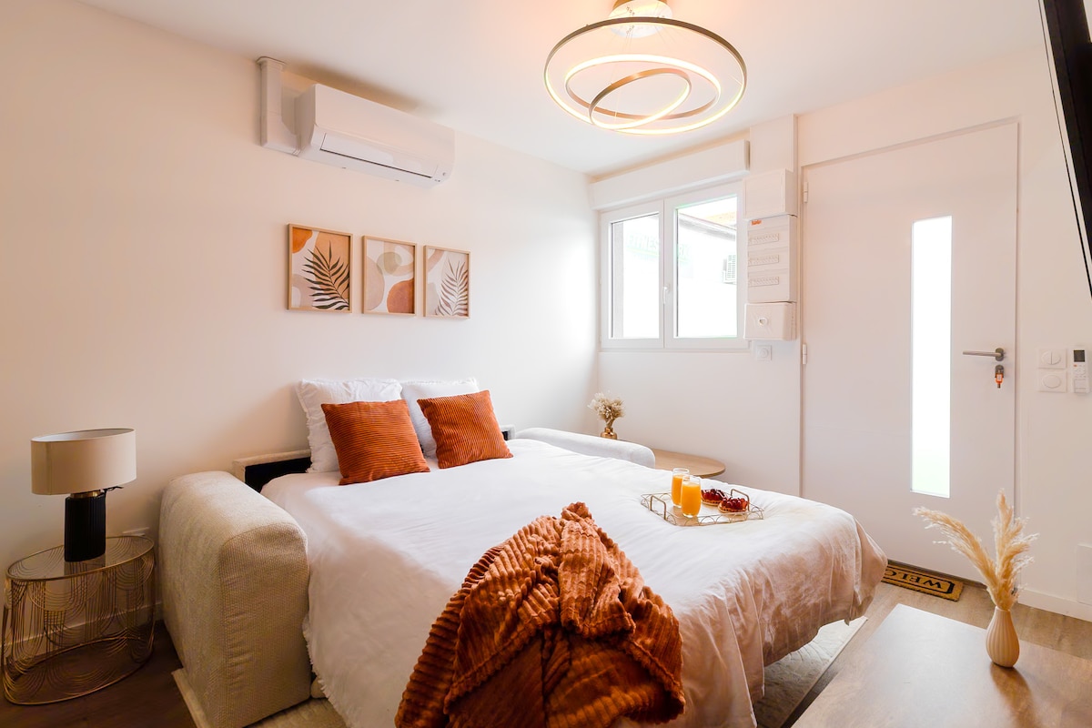 Chambre chaleureuse d'un logement meublé géré