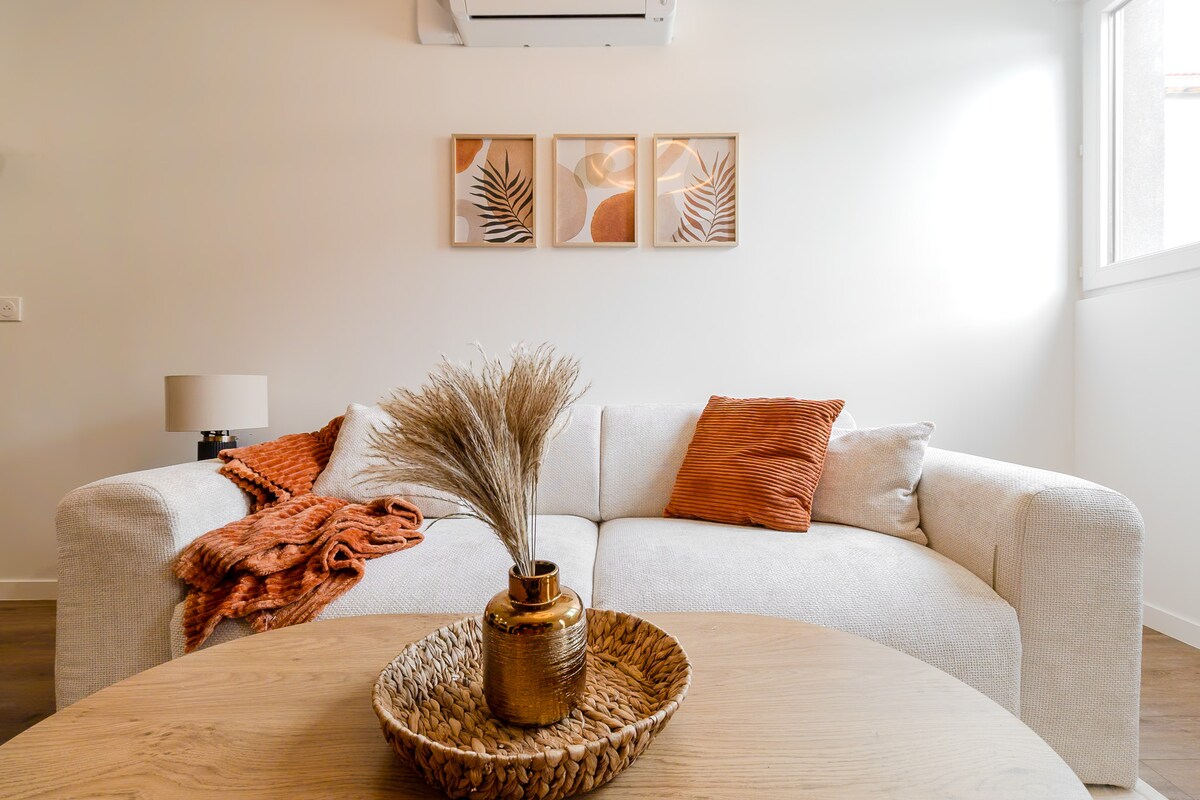 Salon élégant d'un appartement meublé haut de gamme